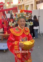 65岁欧阳震华扮财神暴瘦吓坏全网！圆脸变尖脸，差一点点就失明了