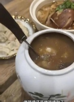 汪小菲晒年夜饭，不经意暴露儿子在饭桌上还抱着平板！