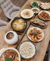 汪小菲晒年夜饭，丈母娘亲手下厨，带孩子们看春晚体验传统文化