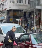 38岁郑欣宜低调现身香港西环老字号饼屋，许久未见明显圆润不少