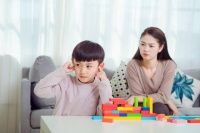 孩子怕生不合群，这几招帮你轻松培养孩子健康社交能力！