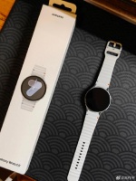 三星Galaxy Watch 7以创新科技与优雅设计重新定义智能手表。搭载3nm五核处理器，性能提升显著，操作流畅且续航持久。配备增强型三星BioActive生物传感器，通过13颗LED灯管精准监测心率、睡眠及运动数据，支持ECG、身体成分分析及生理周期追踪。双频GPS（L1+L5）确保复杂环境下的精准定位，助力户外运动 ​