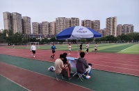 300余名学生参与“绿跑青春·碳索未来'荧光夜跑活动