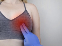 喂奶姿势不对会引起乳腺炎