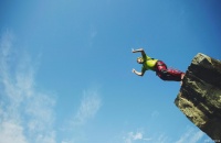 健康生活：极限运动是一种突破自我极限的方式，提供了独特的乐趣