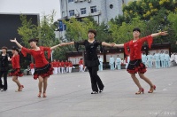 闲暇时跳跳交谊舞，跟着节奏舞动身心都愉悦