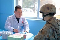 融通醫(yī)療健康新春送健康 暖心向軍行