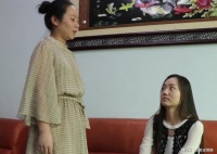 闺蜜主动来伺候我坐月子，以为是爱，她有天弯腰系鞋带，我才醒悟