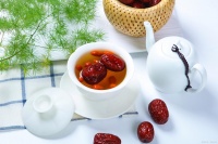红枣泡水喝的4大好处，红枣泡水喝在白天喝还是晚上喝好