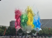 春風(fēng)拂面，旌旗招展