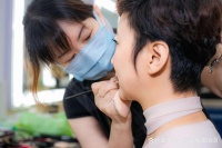 孕妇角色妆容需显憔悴但健康，如何避免显病态