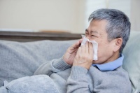 《感冒指南》提醒：四类人群当心小感冒拖成大病