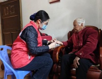 集美街道社区卫生服务中心节前入户为辖区老人进行健康体检和指导