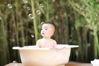 新生兒洗澡的正確方法和步驟：從準備到安全護理，關愛的沐浴時光