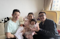 黄镇廷晒儿子帅照，抱着小家伙笑得好开心，小宝贝头发乌黑好可爱