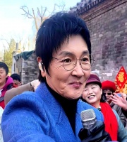 56岁的孙楠，外表看起来瘦了不少，锁骨明显，甚至能放上一枚硬币。大家或许会以为