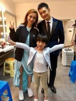 丽丽畅谈：黄晓明深夜立遗嘱：百亿资产分配引热议

近日，47岁黄晓明凌晨立遗嘱并公证一事引发全网热议。这份经过专业公证的遗嘱，内容之细致令人惊叹，不仅涵盖名下多处房产、资产明细，更对子女未来生活做出详尽规划。

在子女资产分配上，黄晓明的安排尤为引人关注。儿子每月可获20万生活费，但需通过律师团三重审核才能支取；女儿若未能考上985高校，其名下50%资产将冻结至30岁。此外，青岛住宅交易需28位亲...