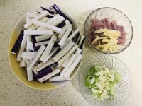 【步骤图】茄子炒肉丝的做法