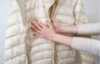 探秘羽绒服变“吸油服”的成因与解决方法