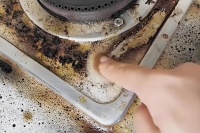 如何去除油渍？分享 4 个实用的，厨房油污清洁小妙招！