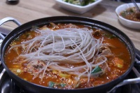 燉肉跟燉排骨時(shí)，加上它吸收油脂， 出鍋後不油膩，吃起來(lái)更健康！