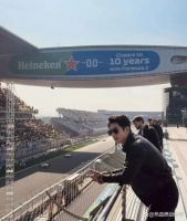 围场也狂热！欧阳娜娜F1上海站偶遇拉塞尔拿签名