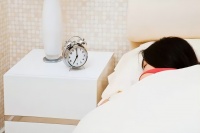 爆炸营养彭鑫蕊：有一种说法称：睡眠时间越少的人，寿命会越长，身体还会越健康？
睡眠时间少可能会增加肥胖和二型糖尿病的风险，而保持7-9小时的正常睡眠时间和良好的作息习惯，才有助于维持身体健康。

1. 睡眠障碍问题突出 
   我国有2.9亿人患有睡眠障碍，且失眠人群还在不断扩大。

2. 睡眠时间与健康的关系 
   有充分的研究显示，与每天睡7个小时的人群相比，每天睡6个小时的人，体重会明显增...