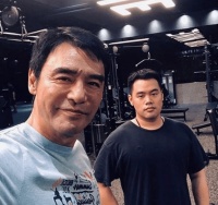 钟镇涛30岁长子正视肥胖问题，为健康节食针灸，身材矮胖不如父母