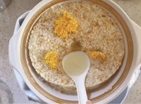 深秋时节，不如自己在家酿一杯菊花甜酒吧！
