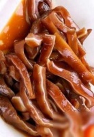 是丽丽吖：尊敬的读者们：在这里，建议您避免食用以下几种肉类：首先是猪头皮，因其含有大量胶原蛋白及脂肪胆固醇；接下来是鸭脖，尽管风味独特、食用方便，但含盐量较高；然后是刺身，作为日式料理的经典菜肴，清新鲜美却不适合消化功能差的人；接着是鸡爪，营养成分较低且烹调时需加大量调味料；再者是动物内脏，尽管营养丰富，但对高血脂、痛风人士来说，还是少量品味为宜；最后是猪红，虽然富含铁元素，但吸收效果较为有限，且...