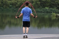 跳绳到底跳多少能减肥，别盲目硬撑科学数据给你明确答案！