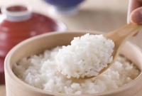 用碗蒸米饭是比较常见的一种做法，米跟水的比例应该是多少？