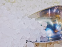 粗盐热敷能减肥？别把消水肿当减脂，这些真实功效才是它的本职