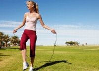 运动与骨骼健康之间的重要联系（负重运动增加骨骼密度，减少骨质疏松风险）