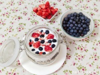 牛奶酸奶泡燕麦，多吃不长肉，晴天的减脂早餐，分享了