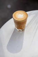 探索拿铁艺术：从基础到分层，掌握拿铁咖啡的精髓