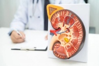 东城中医医院肾病专家孙瑞涛:尿毒症是“拖”出来！若你也出现这种迹象，肾脏受损恐超50%，可别以为只是累了！