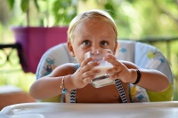 不喝奶粉的孩子怎么才能接受奶粉