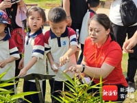 南药园里“小侦探”寻香探秘！海师附幼中班亲子游学把课堂“搬”进大自然
