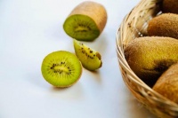 吃猕猴桃别瞎吃，一天吃几个才健康，营养师给你精准参考值？