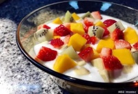 春節(jié)前后，建議少吃草莓和車?yán)遄樱喑?種堿性水果，代謝助消化