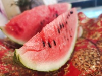 夏天啃西瓜總疑惑補(bǔ)水分還是填熱量，這篇扒清它的營(yíng)養(yǎng)和吃對(duì)技巧