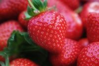 別只把草莓當(dāng)水果！營養(yǎng)師揭秘它的營養(yǎng)密碼與正確吃法