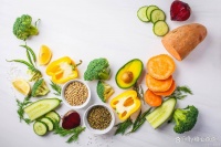 维生素C、E：餐桌上的天然“透亮帮手”，这些食物吃对了更有效