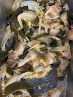 开饭了，普通私企工作餐，三菜一汤，还有水果