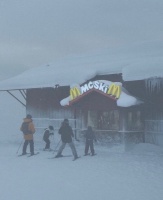Tonyecc65： 世界上唯一的“滑雪速通”麥當勞
如果你在滑雪時突然想吃個漢堡，又不想脫掉笨重的雪板和裝備走進餐廳，瑞典的這家麥當勞完美地解決了這個痛點。
? 這家餐廳坐落在瑞典著名的滑雪勝地——薩倫（S?len）的林德瓦倫（Lindvallen）滑雪場坡道上。
? 不同于常見的“Drive