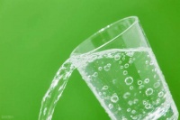 別再亂喝水了！飯前30分鐘喝它，體重悄悄降，消化更輕松