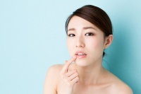 舌苔發(fā)黃厚膩口苦口干怎么回事 濕熱交蒸夏天高發(fā)