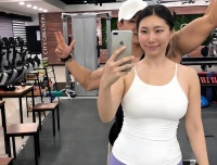 42歲老阿姨倒追25歲健身教練，還火速結(jié)婚生子！如今后悔了嗎