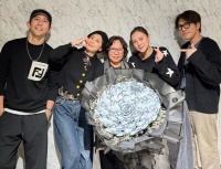 50歲“童顏女神”賈靜雯為媽媽慶生，三個女兒被贊遺傳了媽媽美貌